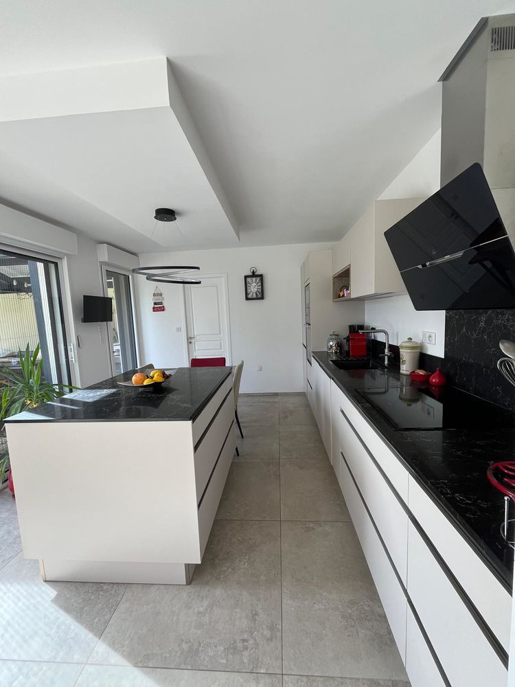 Maison individuelle, plain-pied, avec piscine et garage.