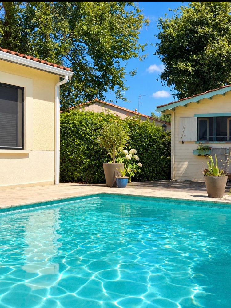 Maison individuelle, plain-pied, avec piscine et garage.