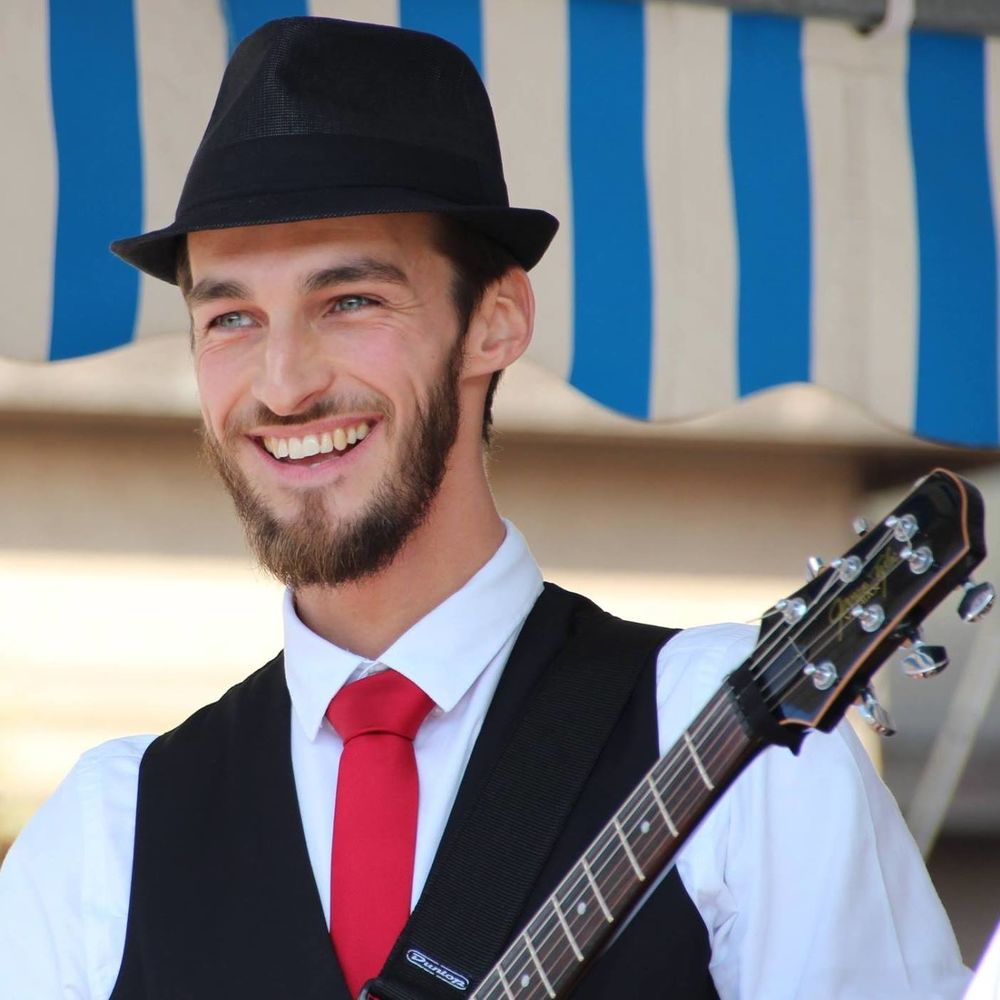 COURS GUITARE-BASSE-UKUL&Eacute;L&Eacute; SANS SOLF&Egrave;GE & AVEC LA BANANE :) 0 76770 Malaunay