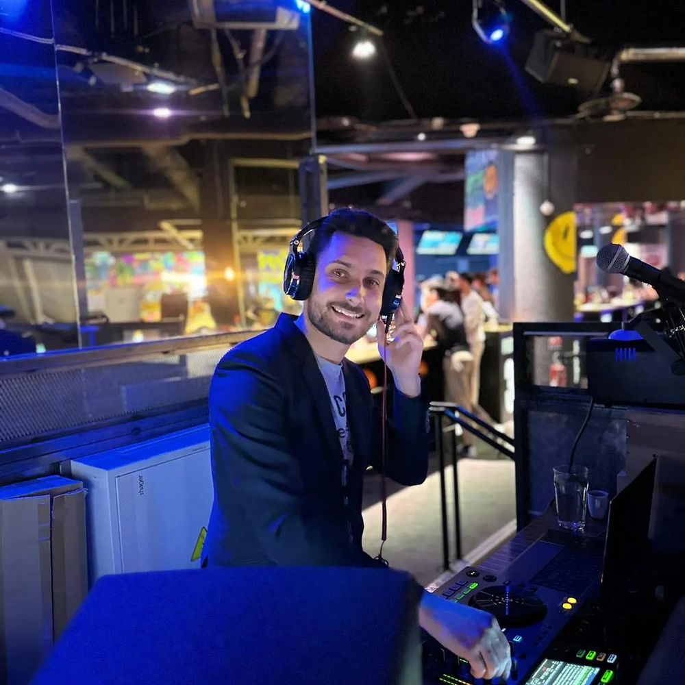 Dj pro et animateur 100 % a la demande du client 0 78000 Versailles