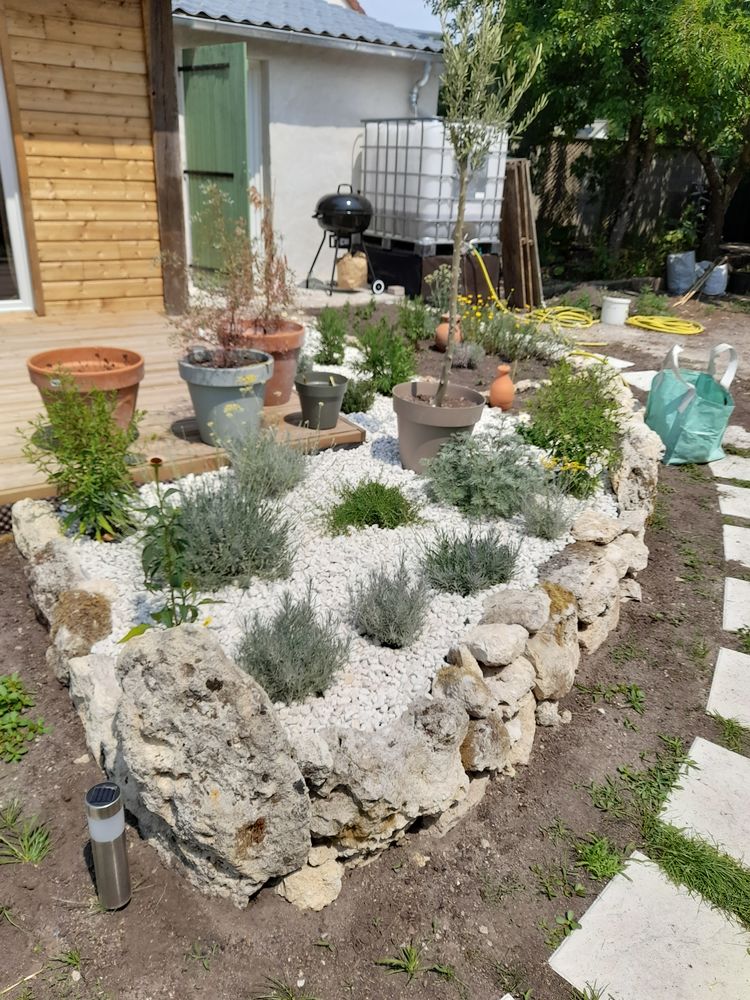 Propose divers travaux d'espace vert et cr&eacute;ations de massifs 0 36210 Chabris