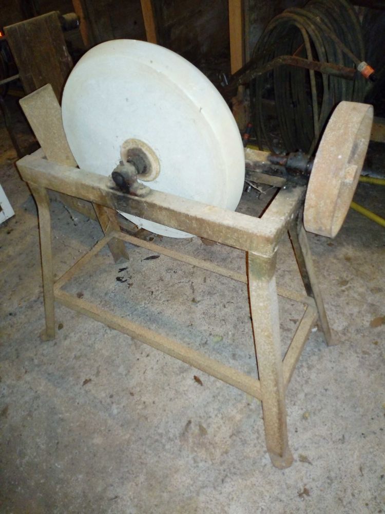 MEULE &agrave;� EAU 0 19120 La chapelle-aux-saints