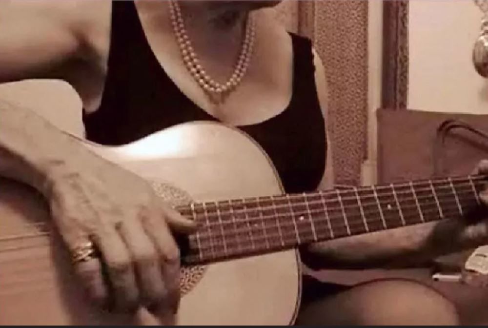 DAME PROF. Donne COURS de GUITARE, TS STYLES TS NIVEAUX 0 73200 Albertville