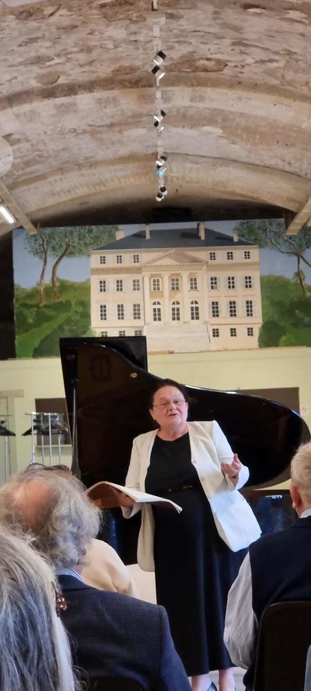 Sp&eacute;cialiste avec une longue exp&eacute;rience: technique vocale. 0 79100 Thouars