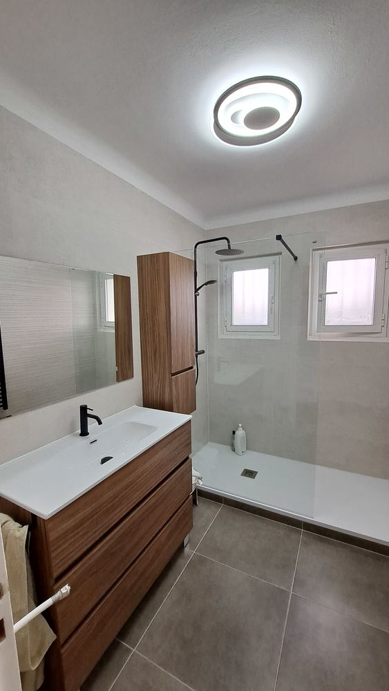 Ma&ccedil;onnerie et plomberie et &eacute;lectricit&eacute; et peinture 0  (64700)