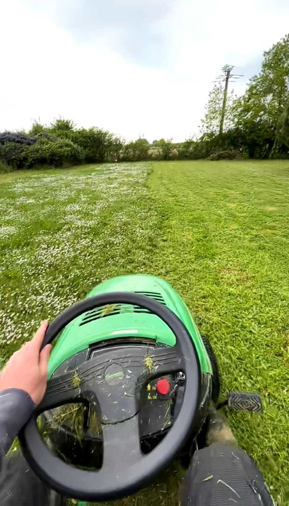 Entretien de jardin �" Tonte, taille de haies, d&eacute;broussaillage �" d&eacute;placement possible 0 37240 Ligueil