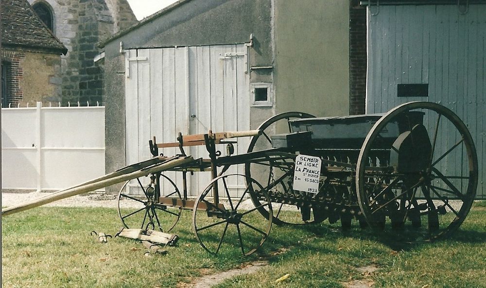Semoir train&eacute; par des chevaux 3 10290 Marcilly-le-hayer