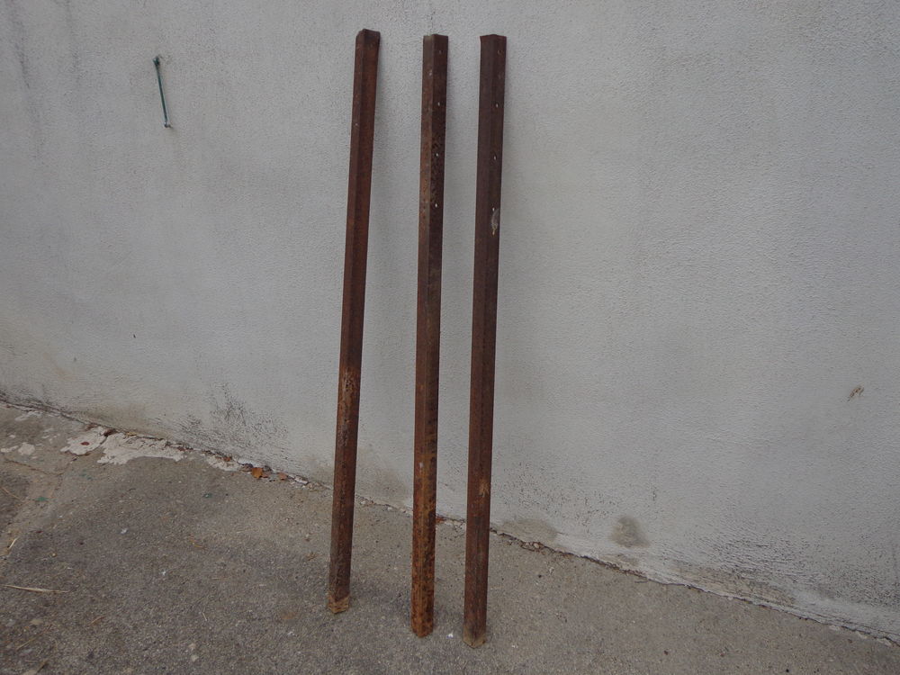 Piquet  /    Corni&egrave;re  acier 2 34400 Saint-christol