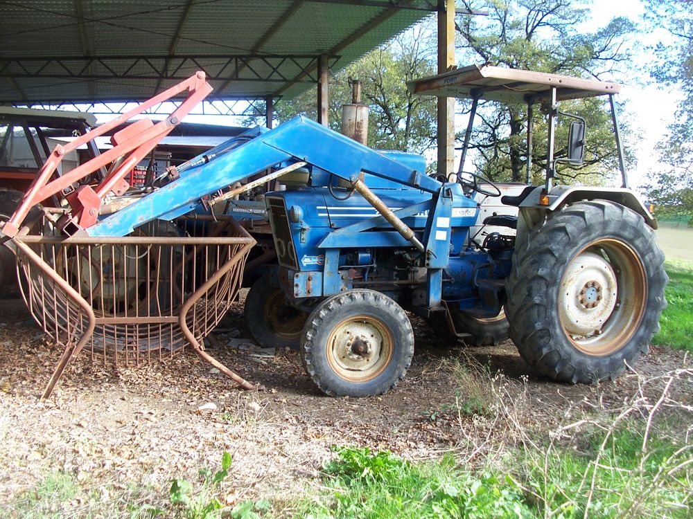 tracteur ford   7600
1 81990 Le sequestre