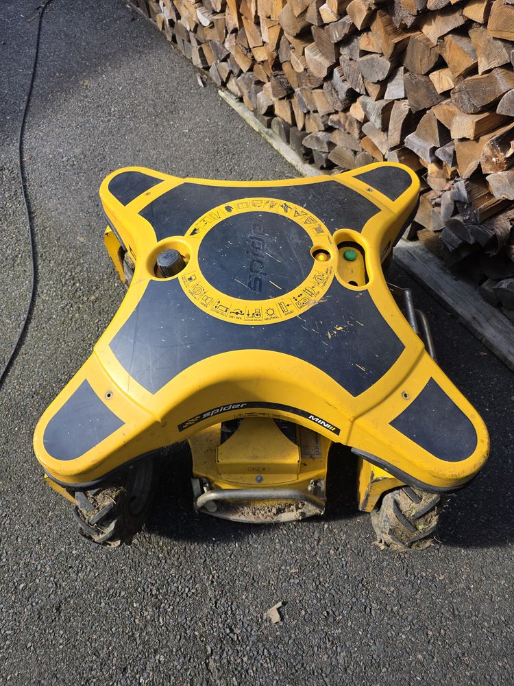 Tondeuse d&eacute;broussailleuse t&eacute;l&eacute;guid&eacute;e 3000 69240 Mardore