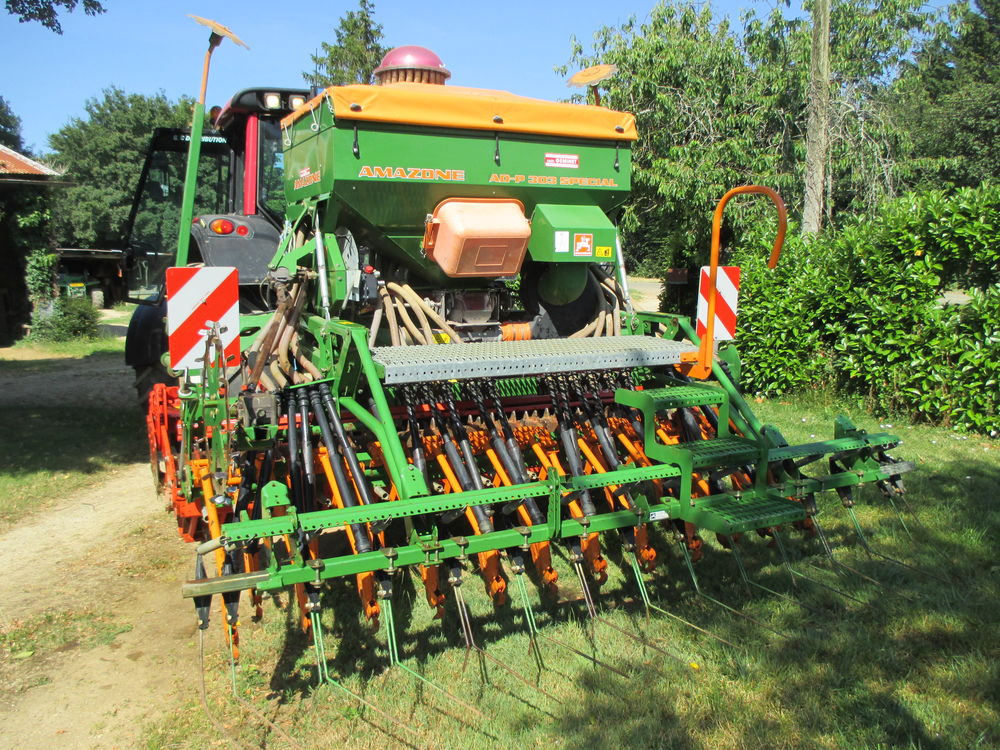 Semoir + herse rotative 10500 79120 Chey