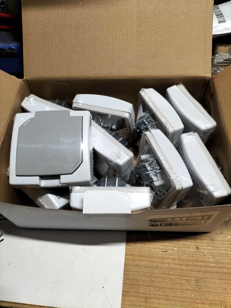 prise de courant neuve 25 31230 Saint-frajou