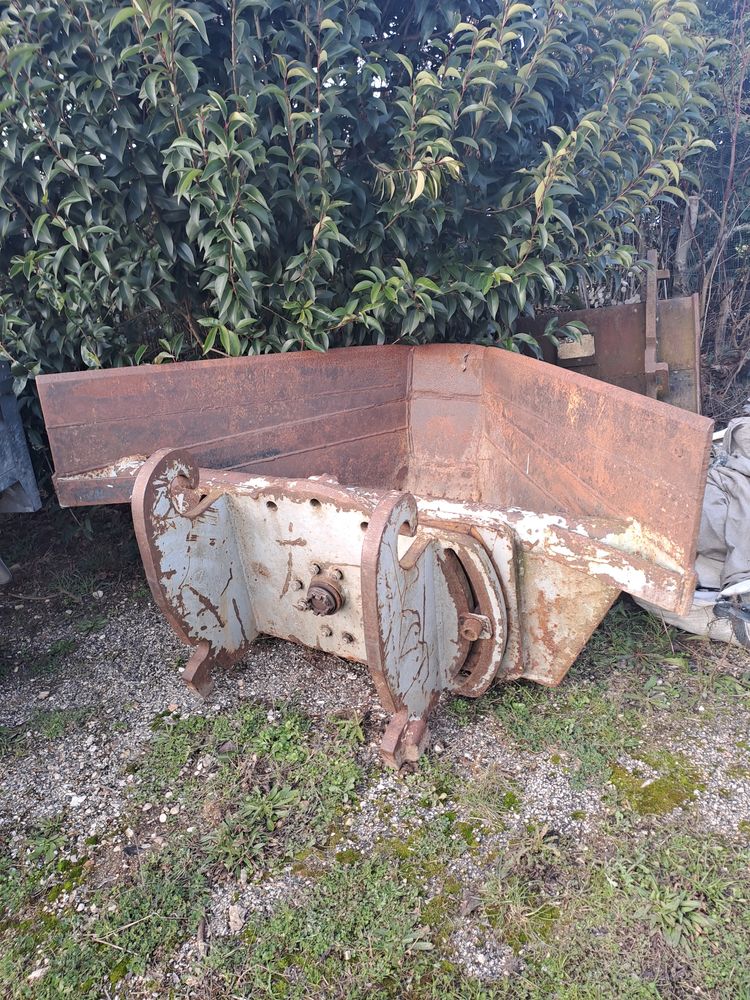 Godet trap&egrave;ze orientable
1500 45220 Douchy