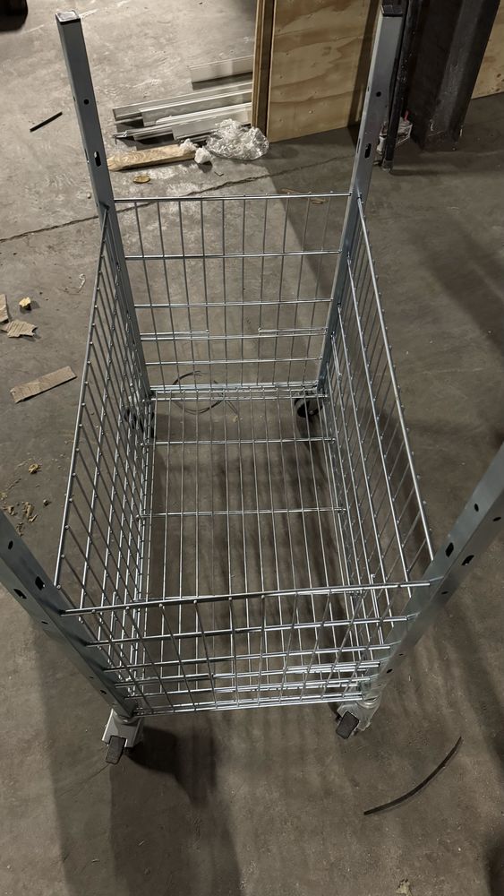 chariot &agrave;  grille avec 4 roues 18 75001 Paris