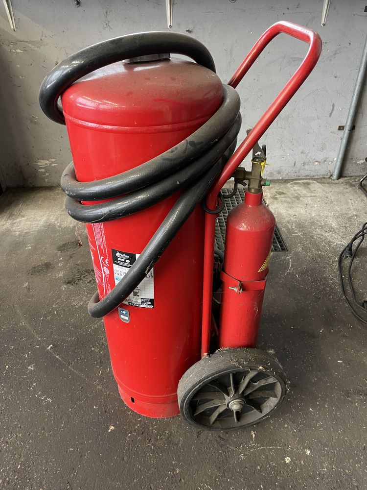 EXTINCTEUR SUR ROULETTES 150 78955 Carri�res-sous-poissy