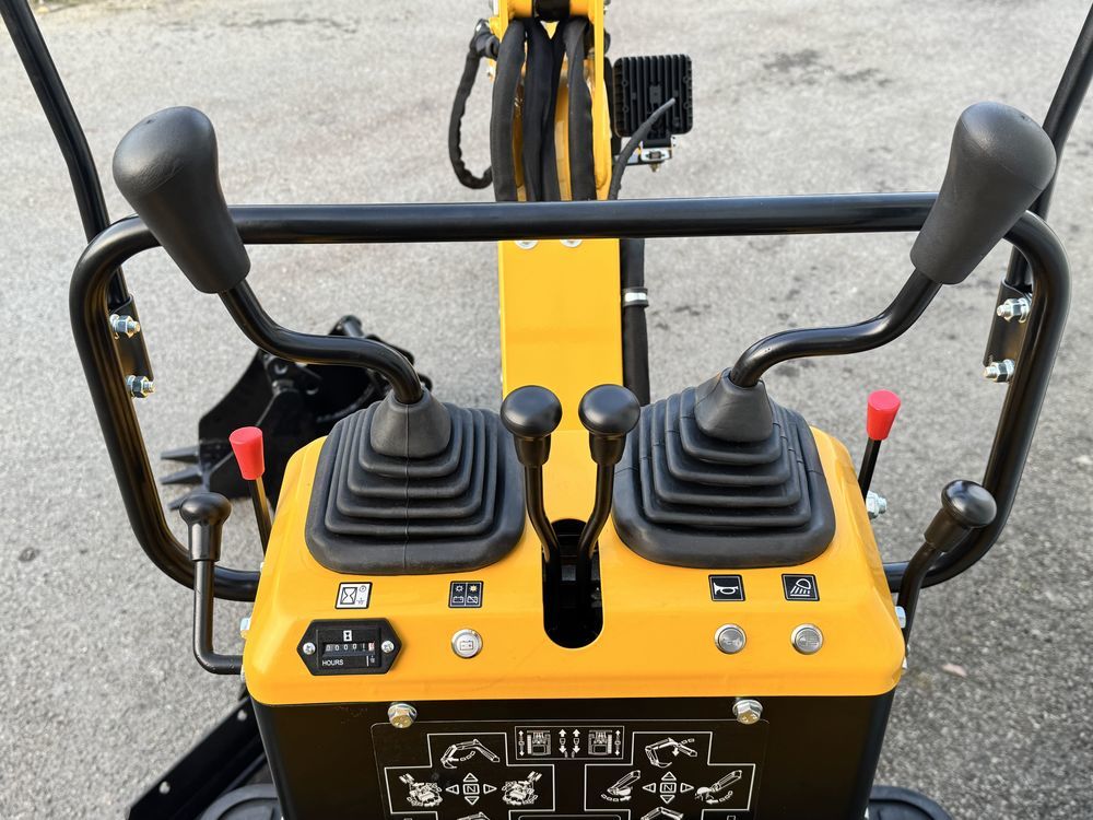 Mini pelle 560kg avec accessoires 5990 53230 Coss�-le-vivien