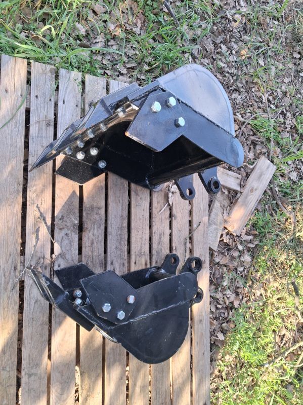 deux godets pour mini pelle 300 83470 Saint-maximin-la-sainte-baume