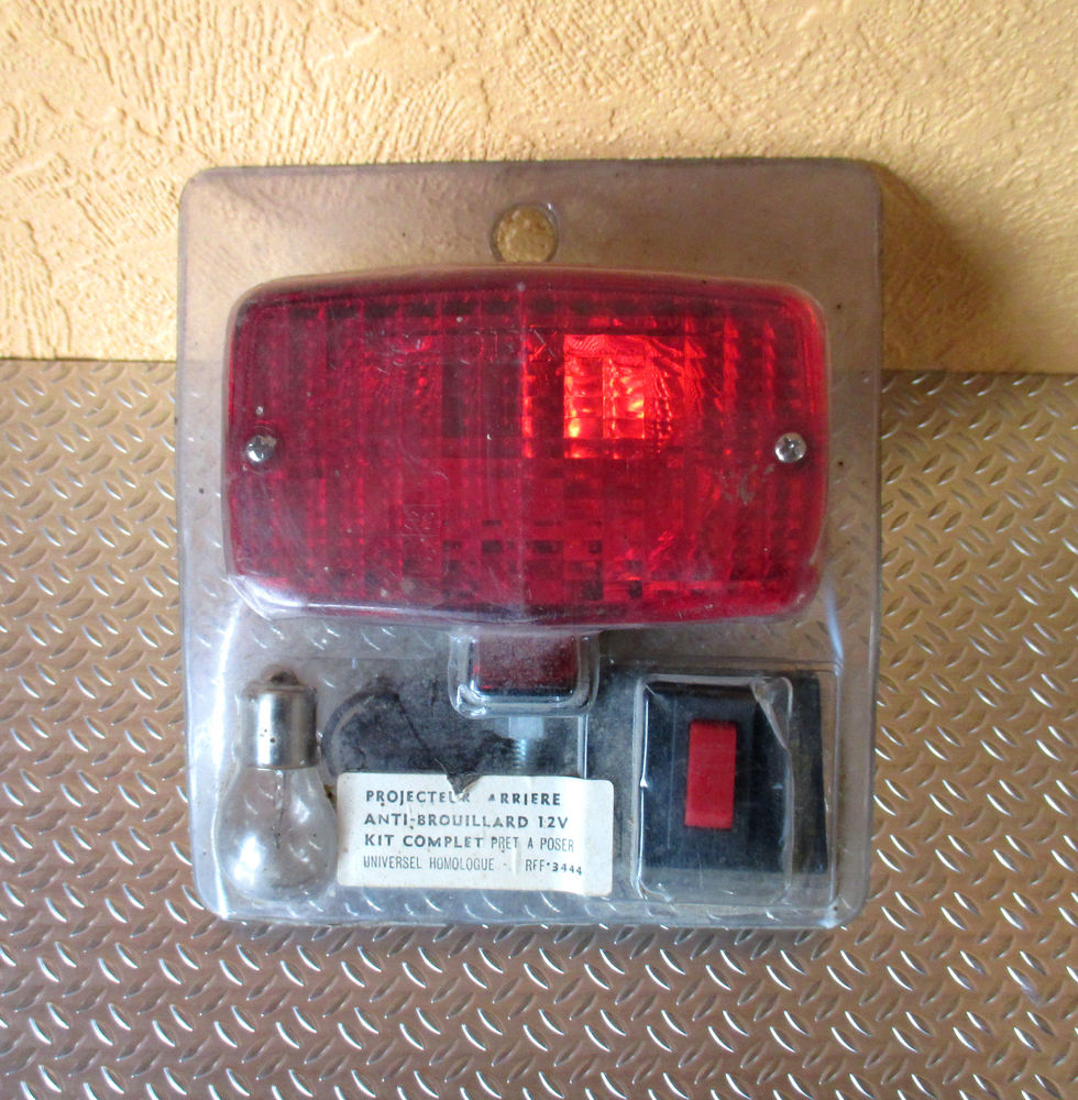 Kit complet projecteur anti-brouillard arri�re 1970/75. 18 31430 Saint-�lix-le-Ch�teau