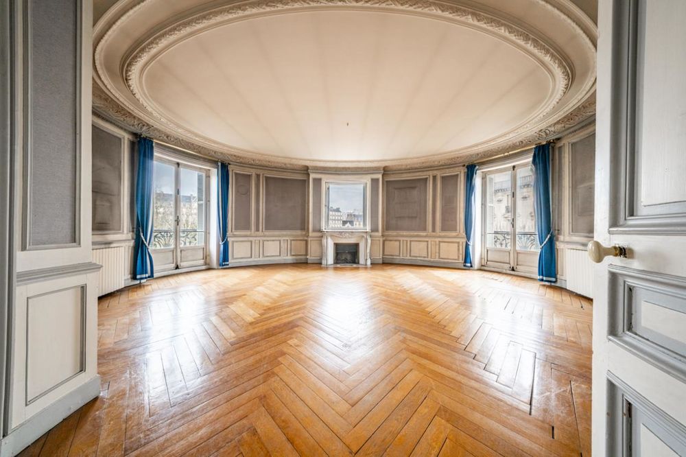 Appartement haussmannien de caractère  147 m²  Balcons....