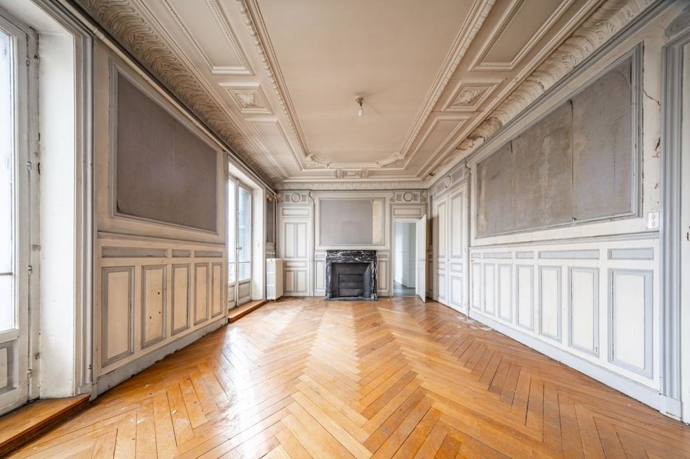 Appartement haussmannien de caractère  147 m²  Balcons....