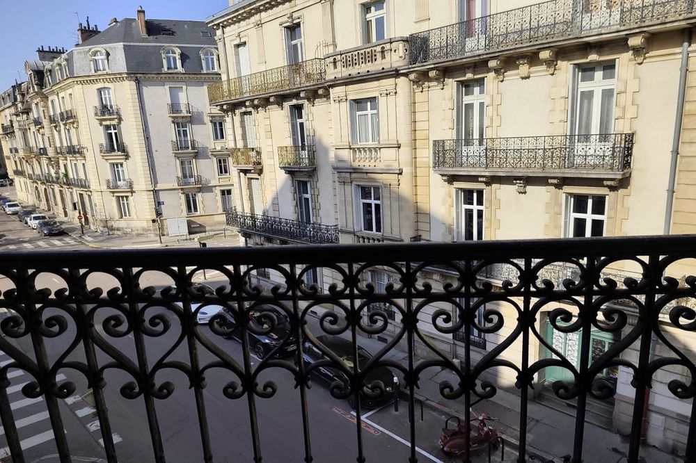 À quelques pas du jardin Darcy, l'un des poumons verts e....