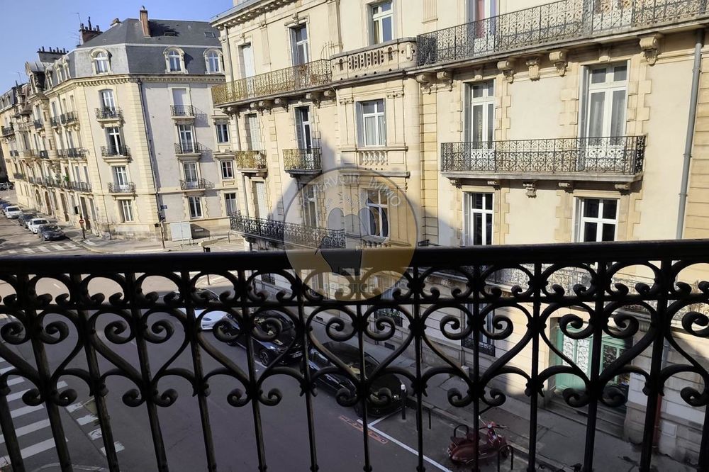 À quelques pas du jardin Darcy, l'un des poumons verts e....