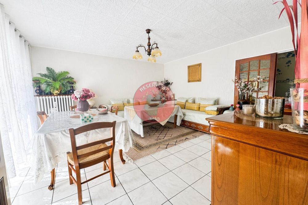 Découvrez ce superbe appartement traversant de 77,94 m² ....