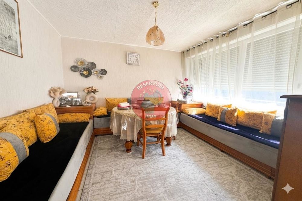 Découvrez ce superbe appartement traversant de 77,94 m² ....