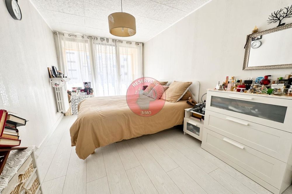 Découvrez ce superbe appartement traversant de 77,94 m² ....