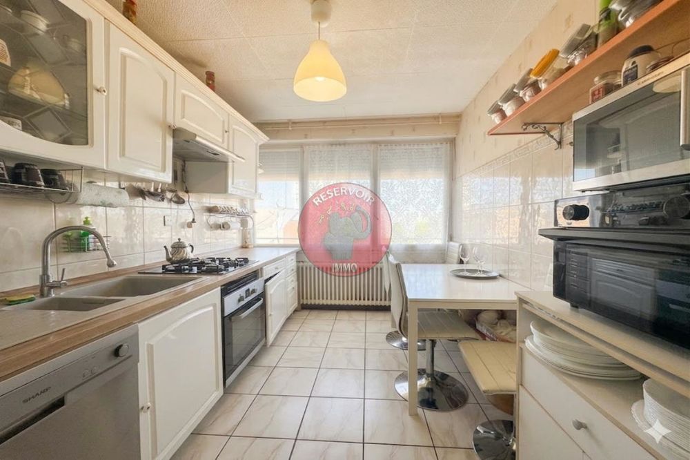 Découvrez ce superbe appartement traversant de 77,94 m² ....