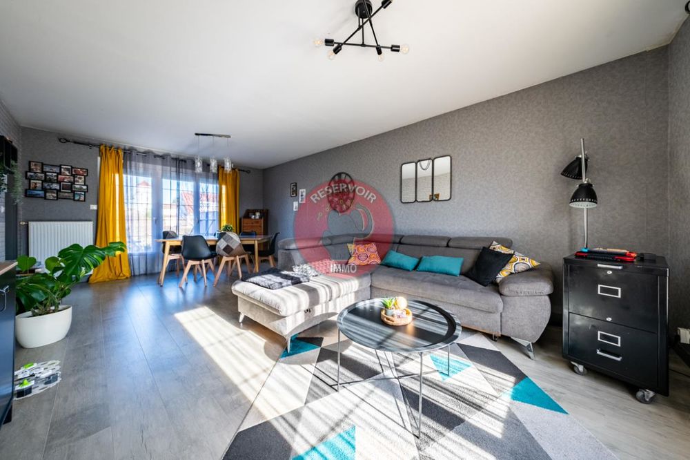 Maison Mitoyenne par un garage - Maison de 100 m² avec s....