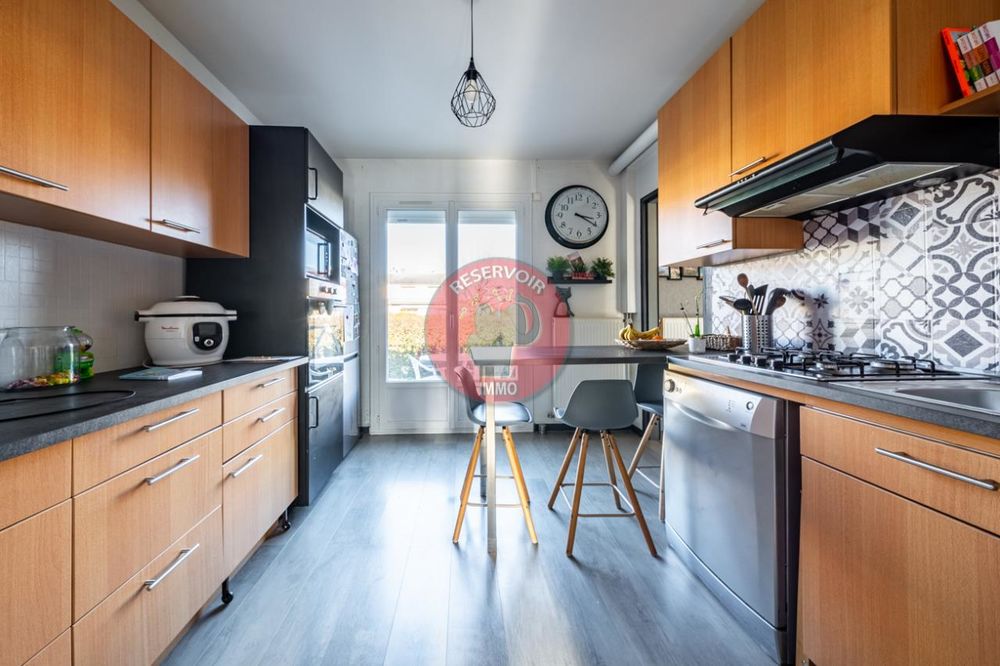 Maison Mitoyenne par un garage - Maison de 100 m² avec s....