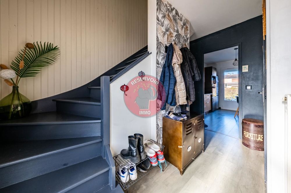 Maison Mitoyenne par un garage - Maison de 100 m² avec s....