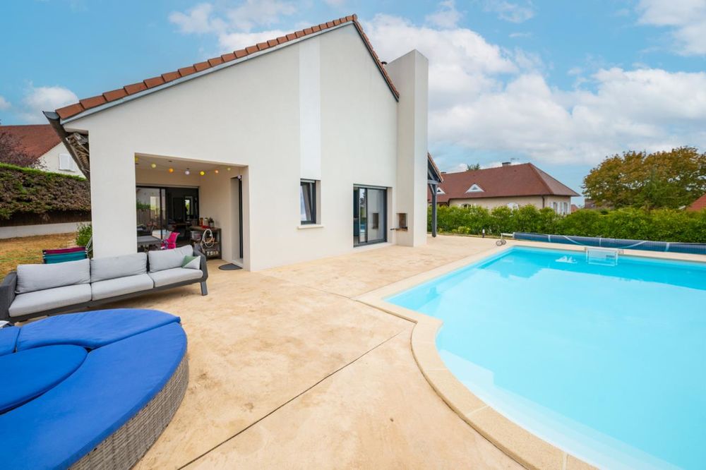Maison à vendre à Daix, en parfait état, comprenant une ....