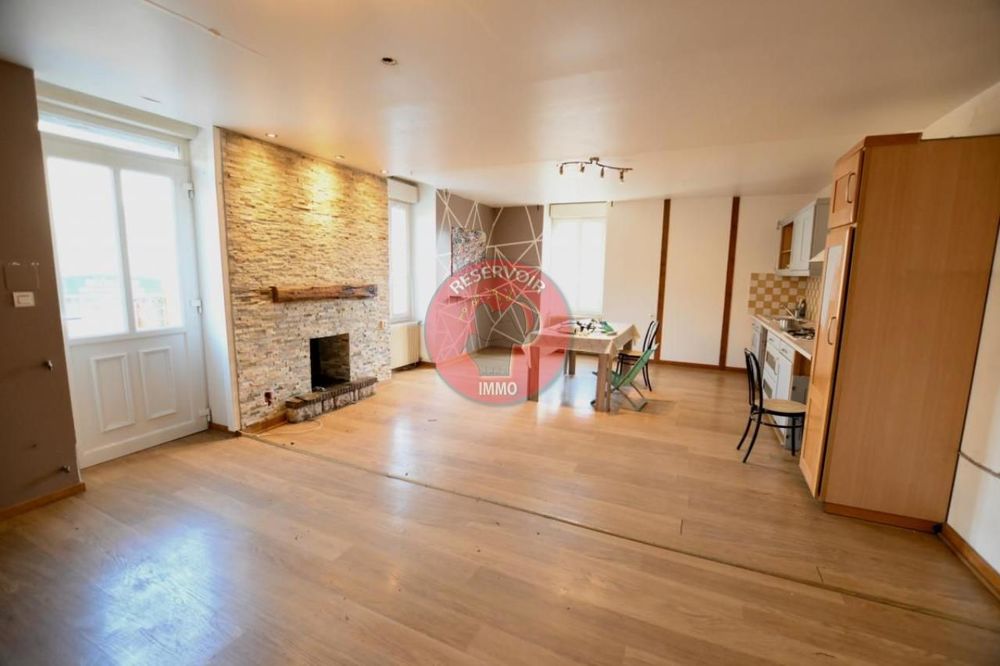 BÂTIMENT D'HABITATION AVEC ANCIEN COMMERCE A VENDRE A AI....