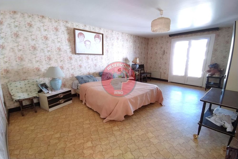MAISON A VENDRE A MONTBARD. Au calme. Comprenant Salon-s....