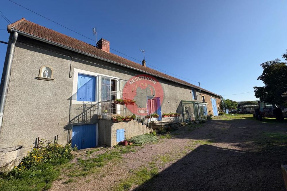 Ancienne ferme avec de nombreuses dépendances composée e....