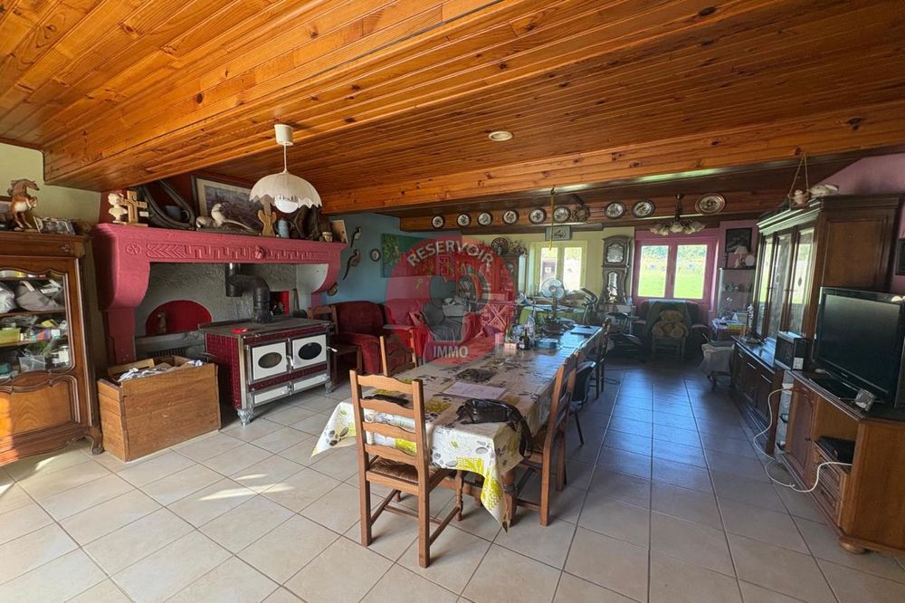 Ancienne ferme avec de nombreuses dépendances composée e....