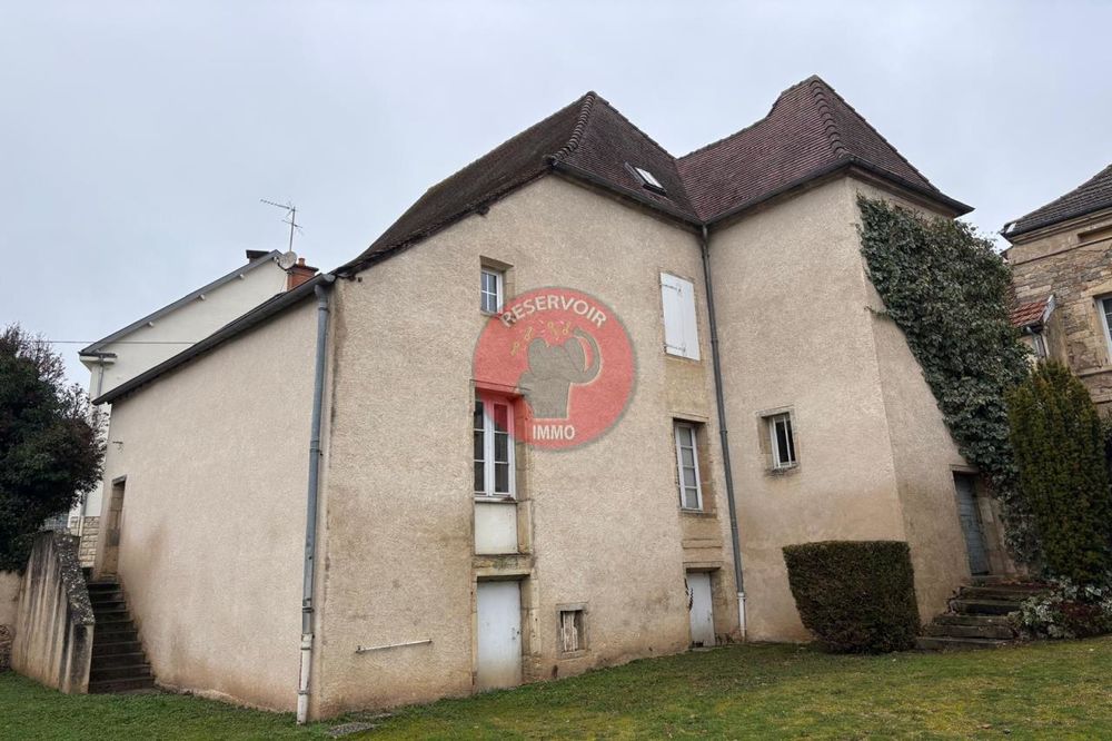 Centre ville de Vitteaux, ensemble immobilier composé d'....
