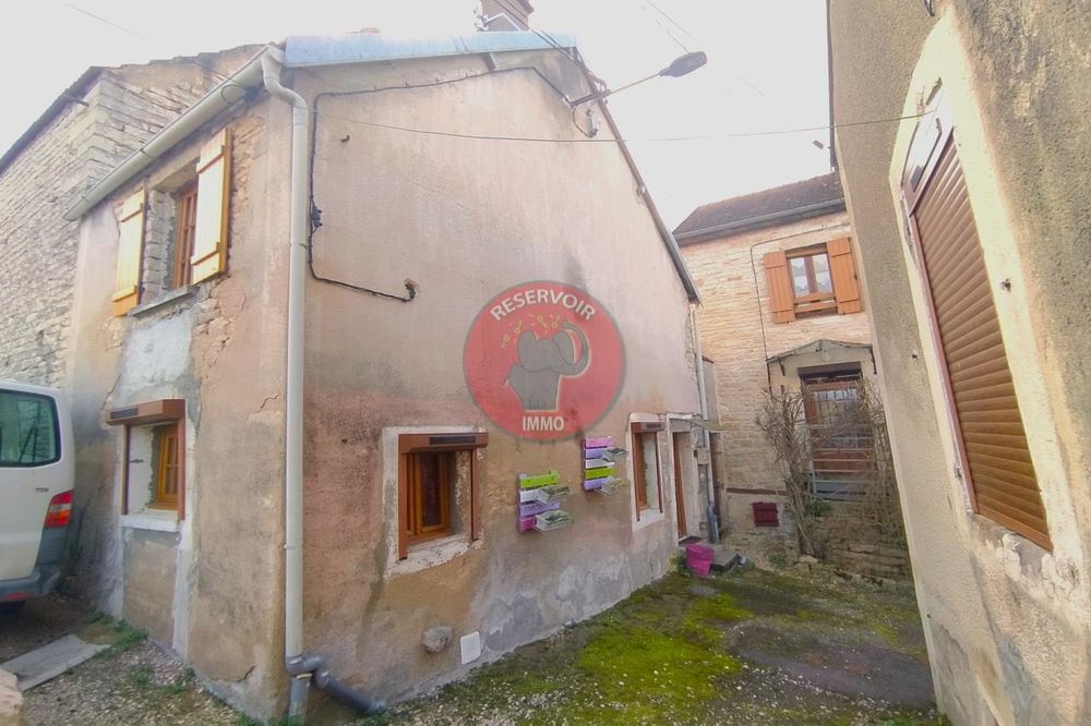MAISONNETTE A VENDRE A 12 MIN DE MONTBARD. Comprenant Sé....