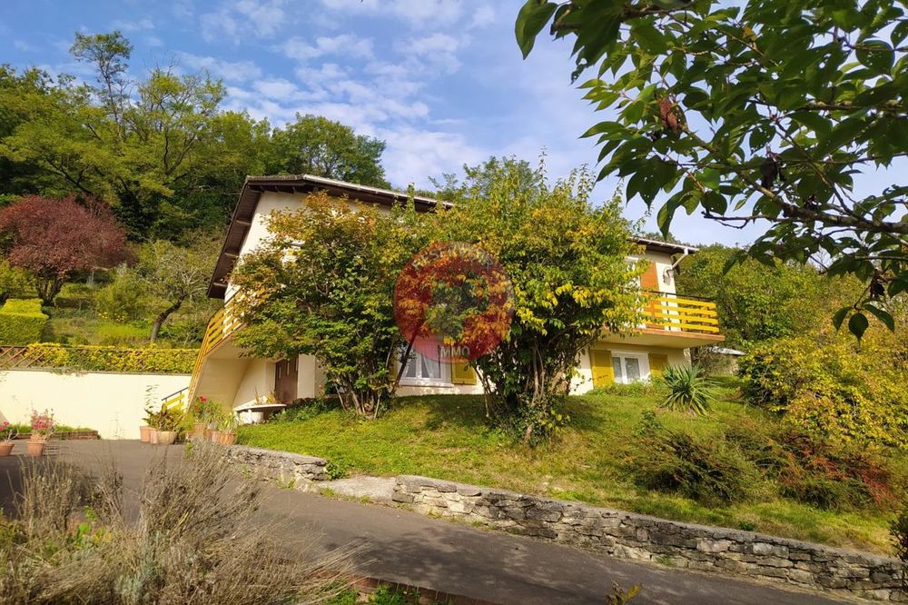 A VENDRE - MAISON A MONTBARD. Maison comprenant : Salon ....