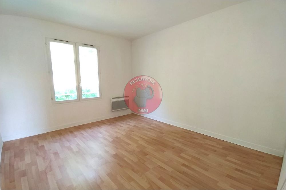 A VENDRE - MAISON A MONTBARD. Maison comprenant : Salon ....