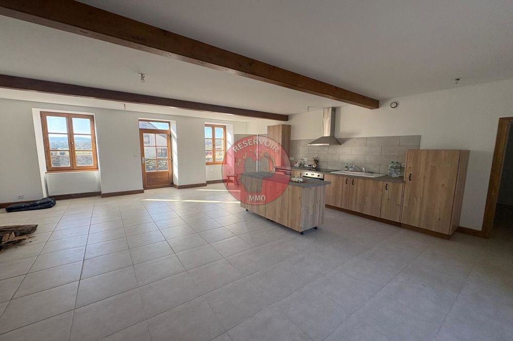 Ensemble immobilier sur plus de 4900 m² de terrain à 10 ....