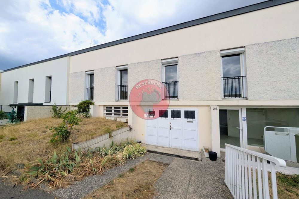 Au calme dans une impasse, maison comprenant : Entrée....