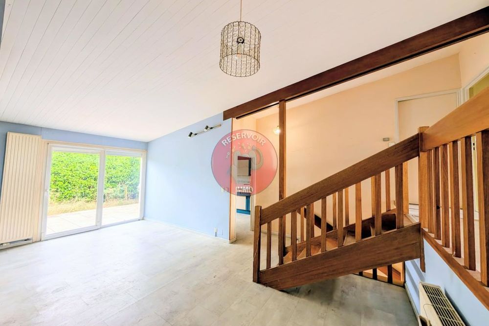 Au calme dans une impasse, maison comprenant : Entrée....