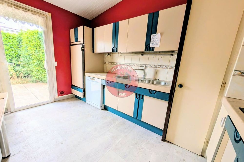 Au calme dans une impasse, maison comprenant : Entrée....