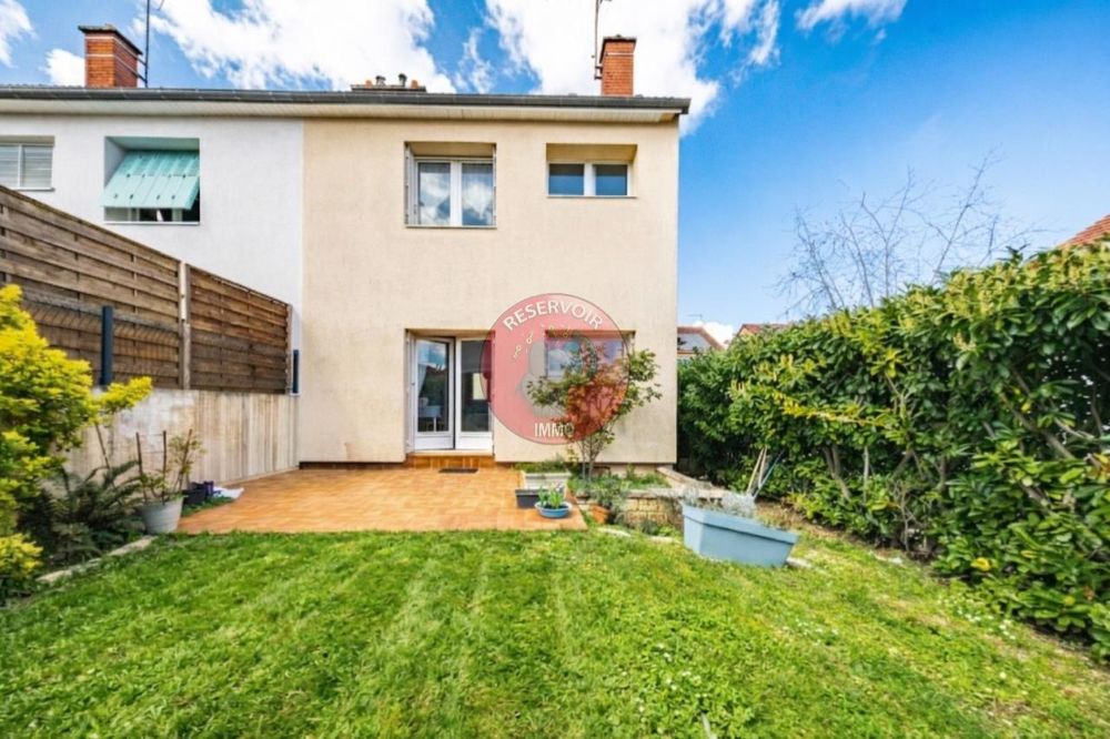 Charmante maison mitoyenne entretenue, située dans un se....