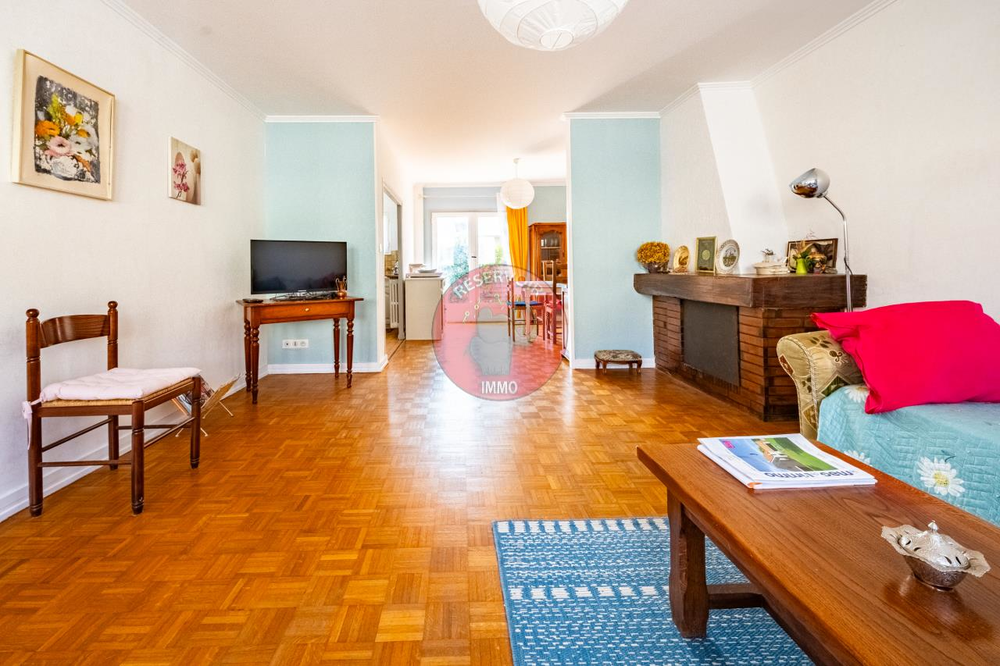 Charmante maison mitoyenne entretenue, située dans un se....