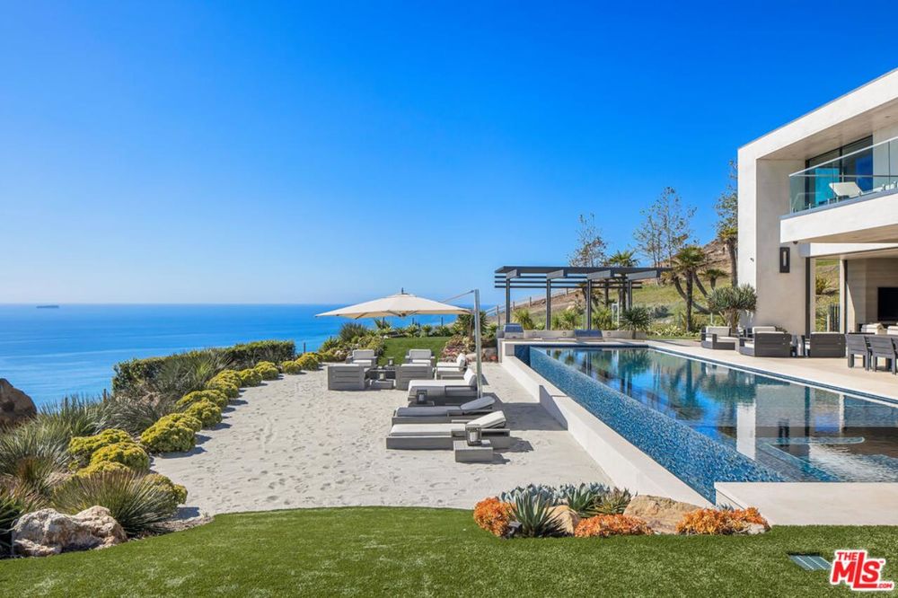 Cette luxueuse VILLA, perchée sur le flanc d'une colline....
