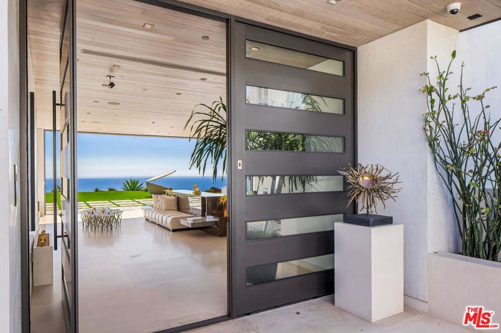 Cette luxueuse VILLA, perchée sur le flanc d'une colline....